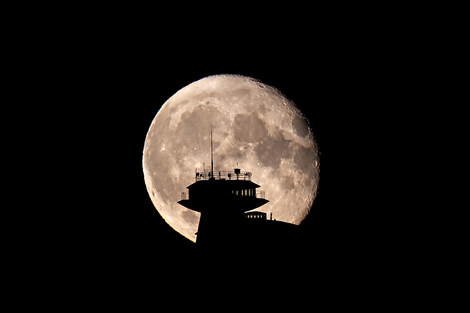 05.08.2020 - Księżyc nad obserwatorium IMGW na Śnieżce